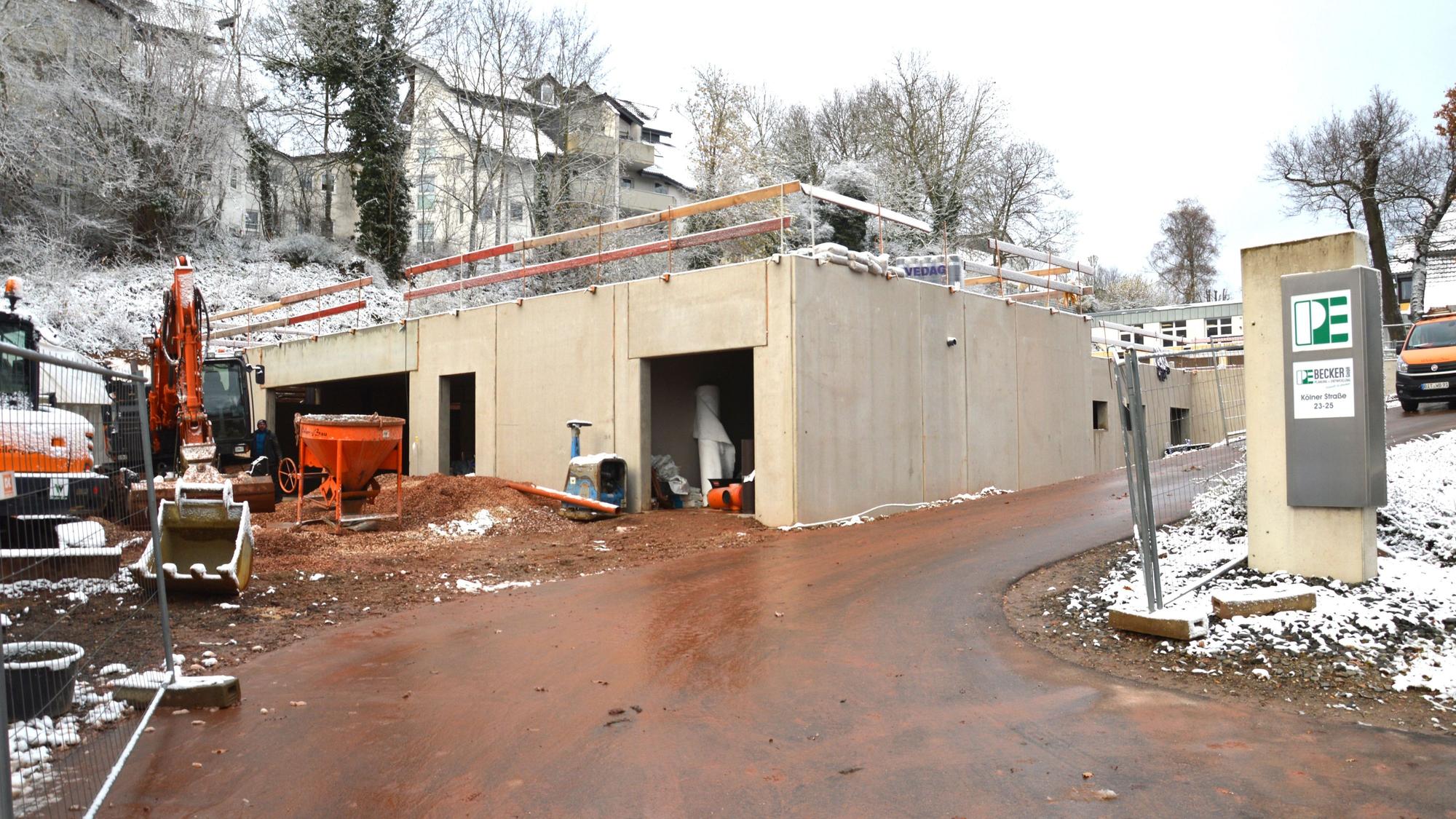 Das Bild zeigt die Baustelle, auf der die künftige Garage schon zu erkennen ist.