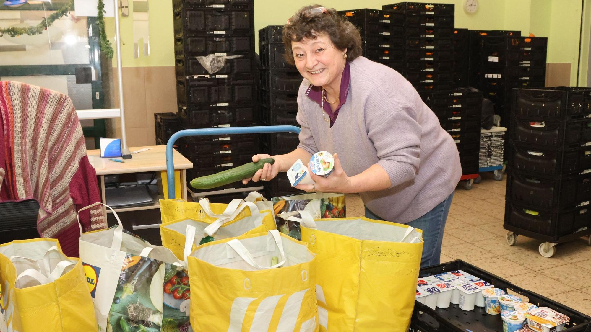 In der Waldbröler Zentrale packt Tina Sellau Taschen für die Tafelkunden.