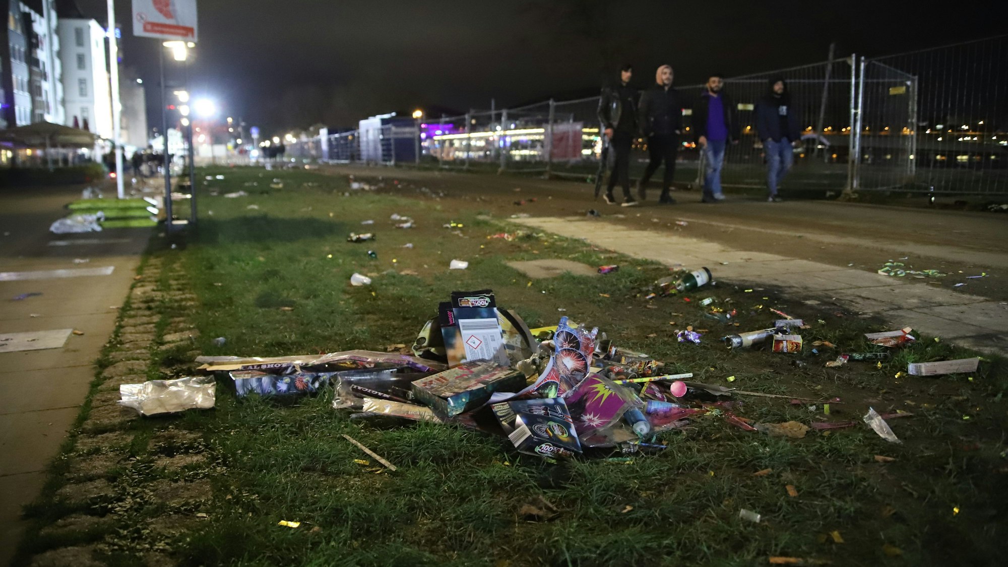 Abgebrannte Feuerwerkskörper und anderer Müll liegen auf einer Wiese in der Innenstadt. (Symbolbild)