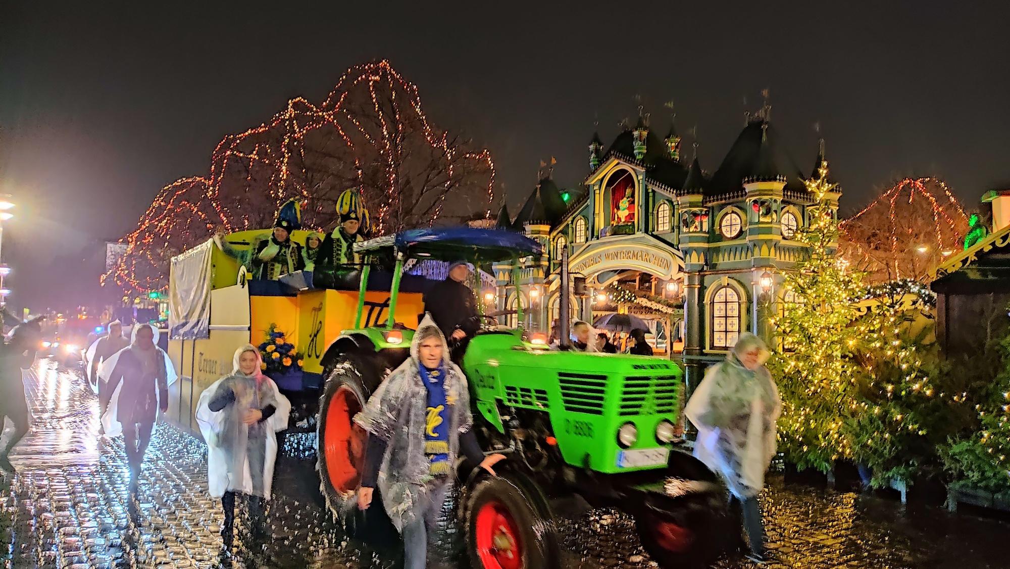 Der Wintermarkt am Neumarkt bietet eine leuchtende Kulisse.