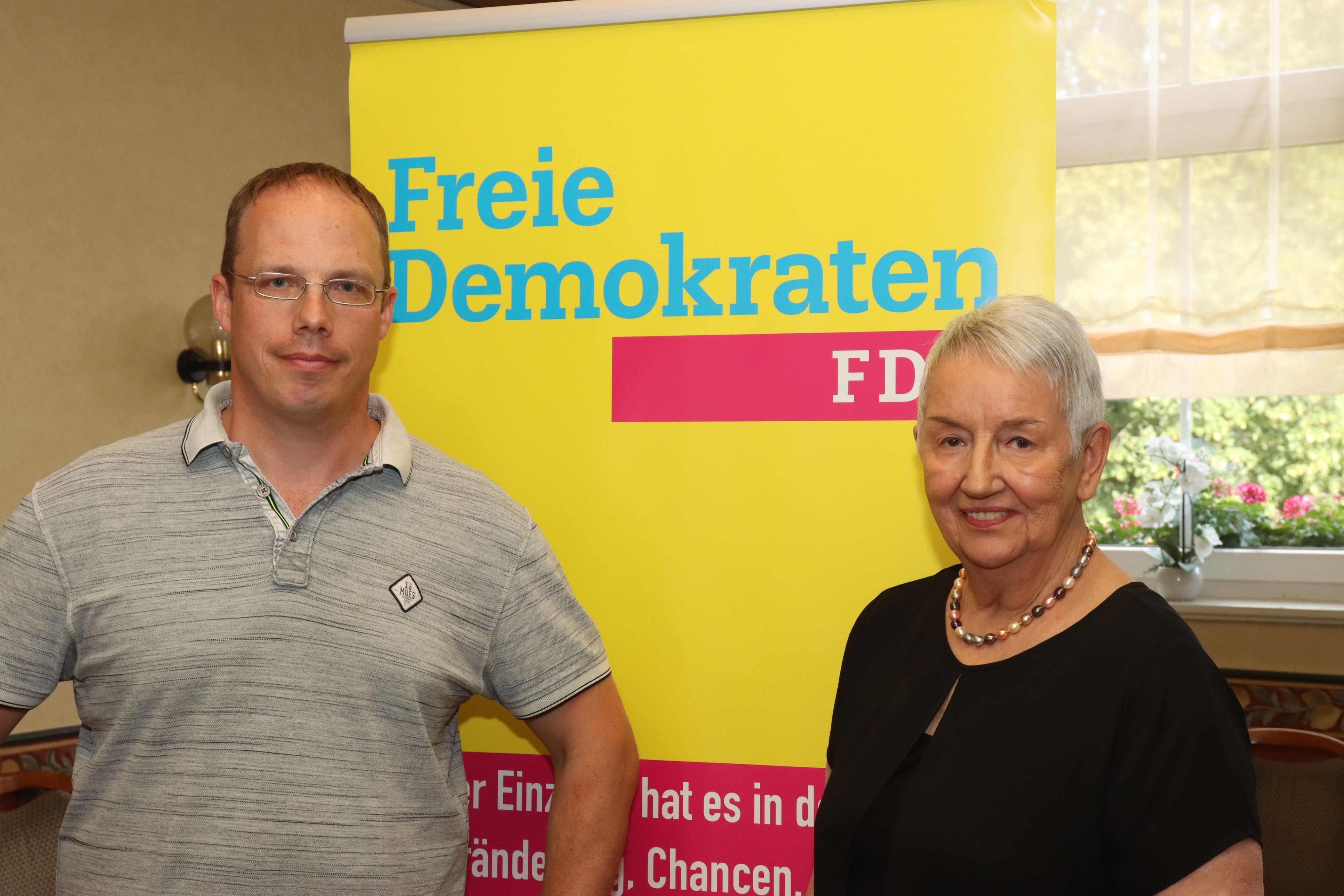 Ein Mann vor einem Banner der FDP.