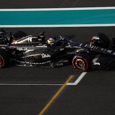 Der chinesische Formel-1-Fahrer Zhou Guanyu am Steuer des Formel-1-Rennwagens des Teams Alfa Romeo. Ab 2024 fährt das Schweizer Team, das eigentlich Sauber heißt, unter dem Namen Stake.