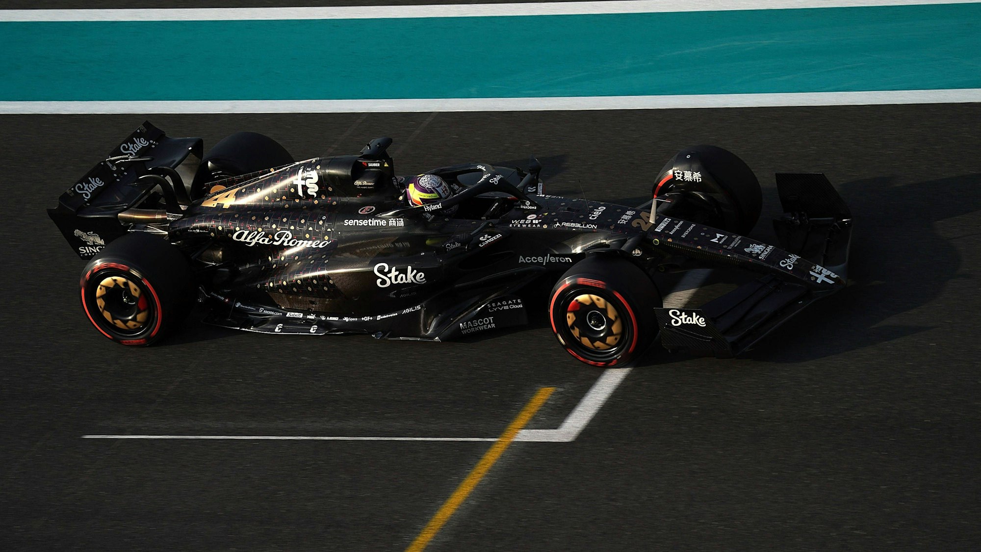 Der chinesische Formel-1-Fahrer Zhou Guanyu am Steuer des Formel-1-Rennwagens des Teams Alfa Romeo. Ab 2024 fährt das Schweizer Team, das eigentlich Sauber heißt, unter dem Namen Stake.