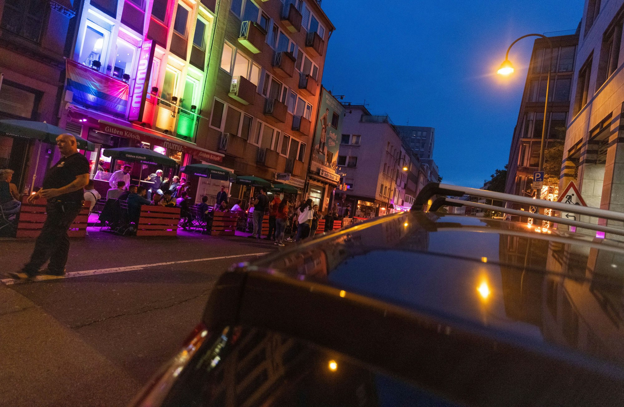 Eine Hauswand in der Schaafenstraße ist in Farben eines Regenbogens angestrahlt.