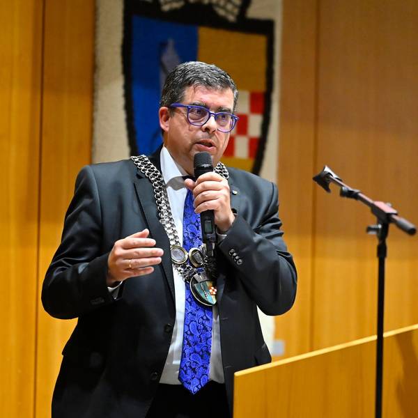 Frank Helmenstein spricht in ein Mikrofon.