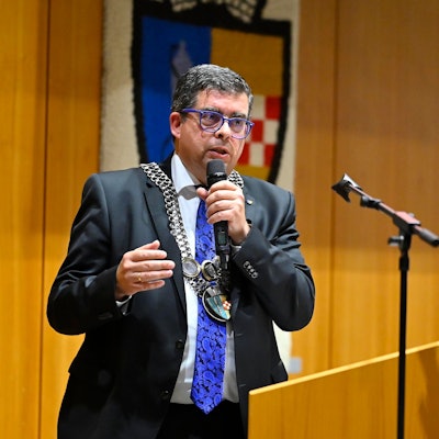 Frank Helmenstein spricht in ein Mikrofon.