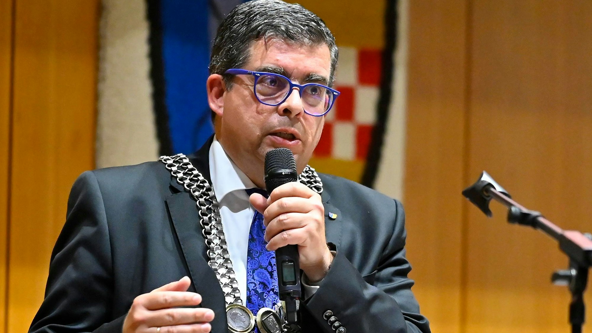 Frank Helmenstein spricht in ein Mikrofon.