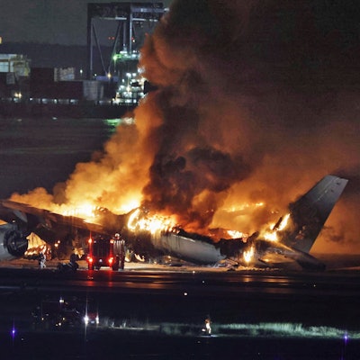 Unglück am Flughafen Haneda in Tokio: Ein Airbus-Passagierflugzeug und ein Flugzeug der japanischen Küstenwache sind zusammengestoßen.