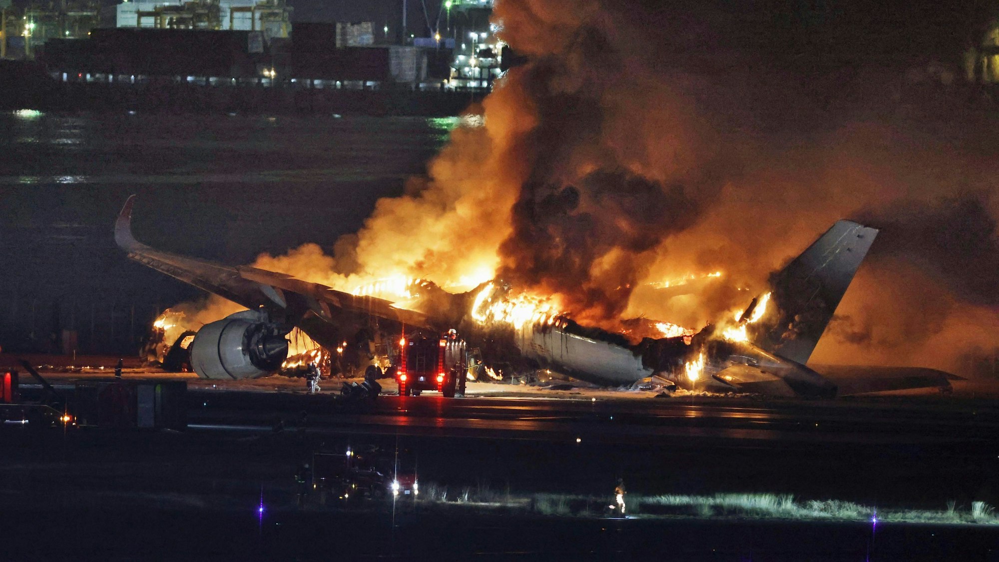 Unglück am Flughafen Haneda in Tokio: Ein Airbus-Passagierflugzeug und ein Flugzeug der japanischen Küstenwache sind zusammengestoßen.