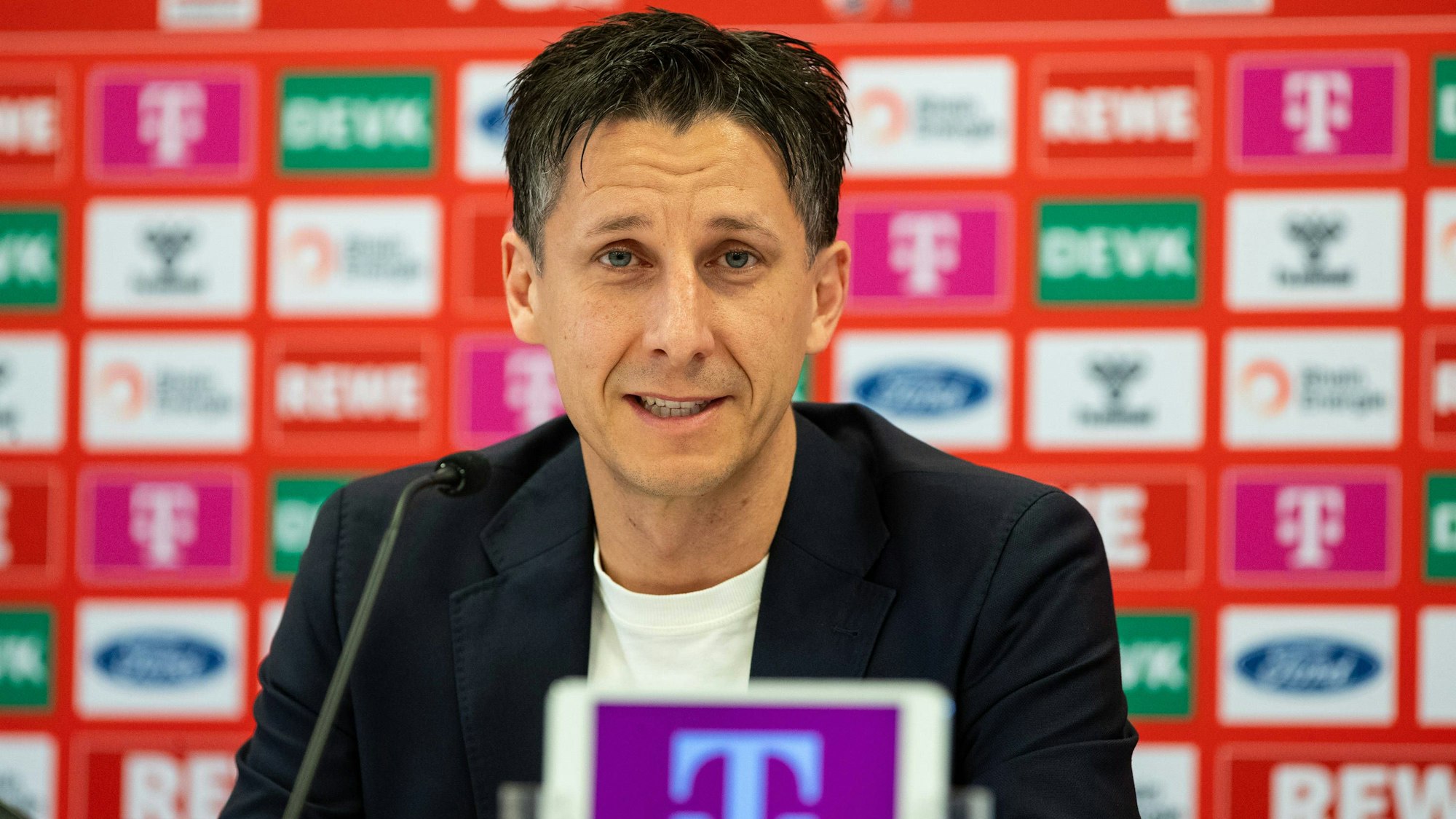 Christian Keller bei einer Pressekonferenz