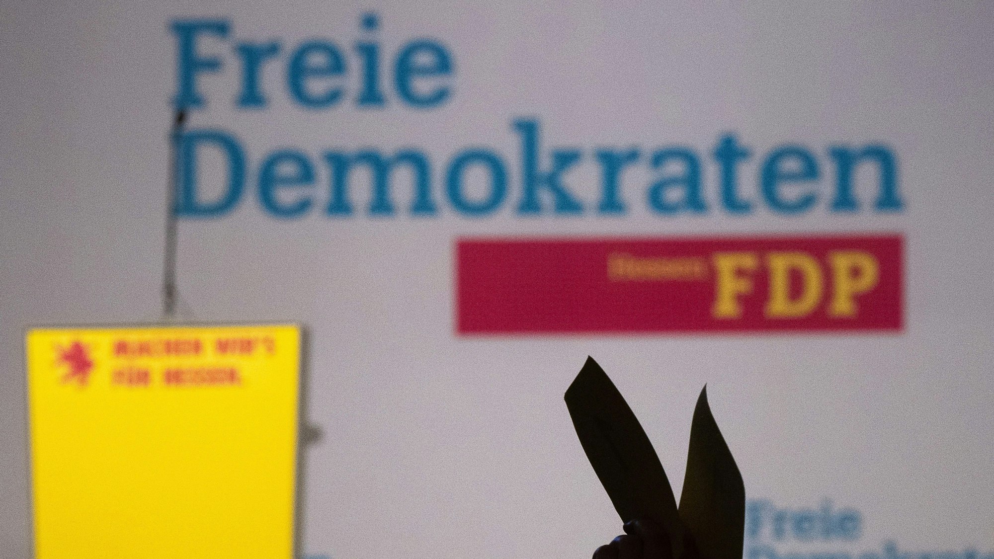 Bei der FDP-Mitgliederbefragung hat sich eine knappe Mehrheit für den Verbleib in der Ampel-Koalition mit SPD und Grünen ausgesprochen.
