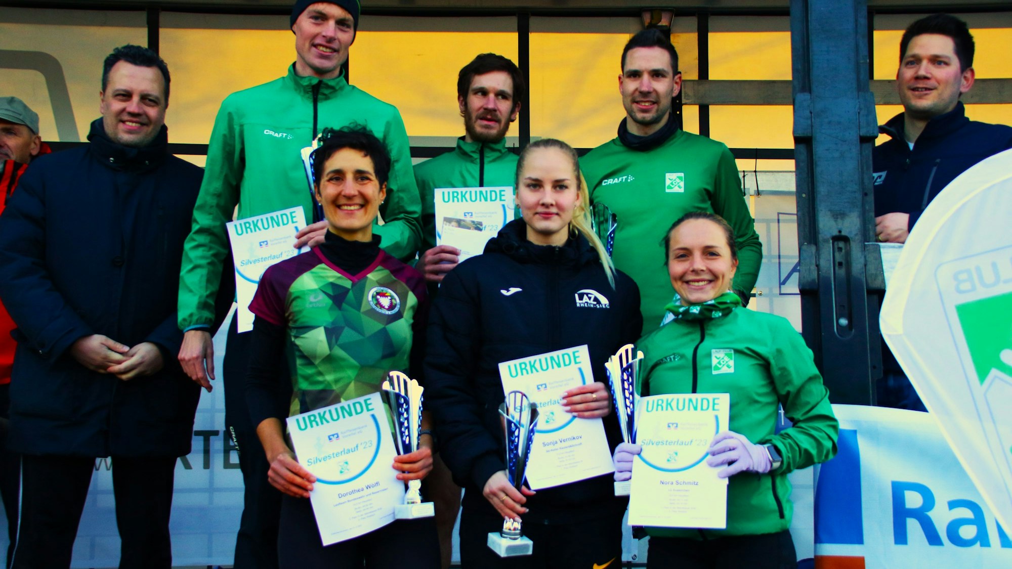 Das Bild zeigt die sechs Erstplatzierten und Euskirchens Bürgermeister Sacha Reichelt (links) auf der Bühne.