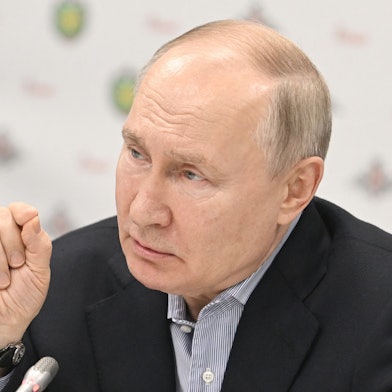 Wladimir Putin hat sich bei einem Besuch in einem Moskauer Militärkrankenhaus zum Krieg gegen die Ukraine geäußert – und mit heftigeren Angriffen gedroht.