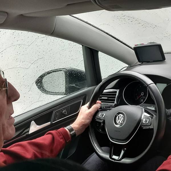 Dr. Michael Vollert aus Rheinbach am Steuer seines VW Golf Sportsvan