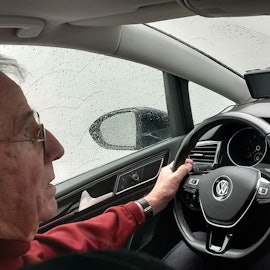 Dr. Michael Vollert aus Rheinbach am Steuer seines VW Golf Sportsvan