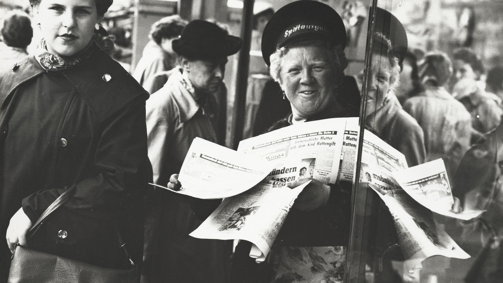 Chargesheimer: Zeitungsfrau auf der Schildergasse um 1959.
