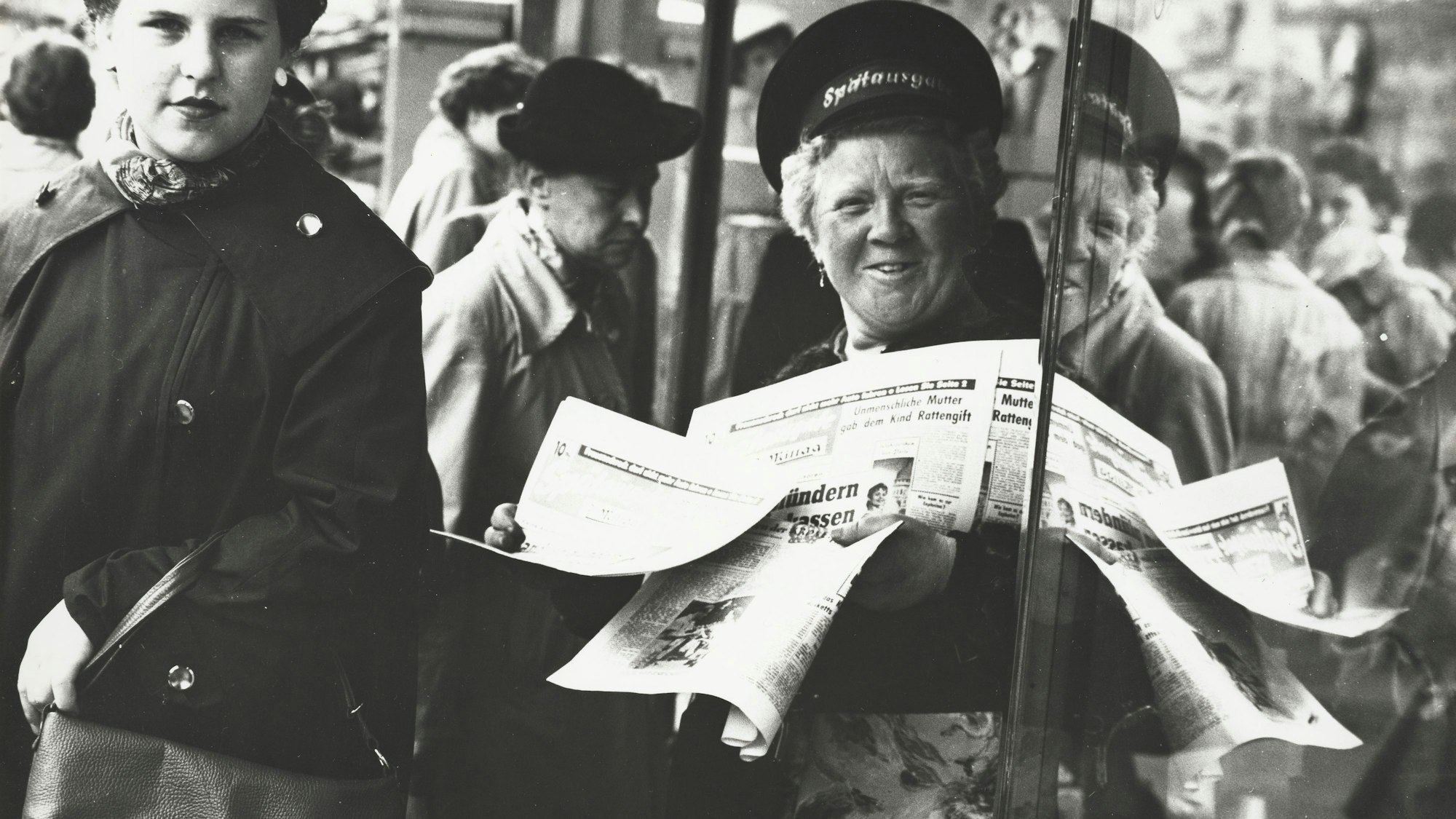 Chargesheimer: Zeitungsfrau auf der Schildergasse um 1959.