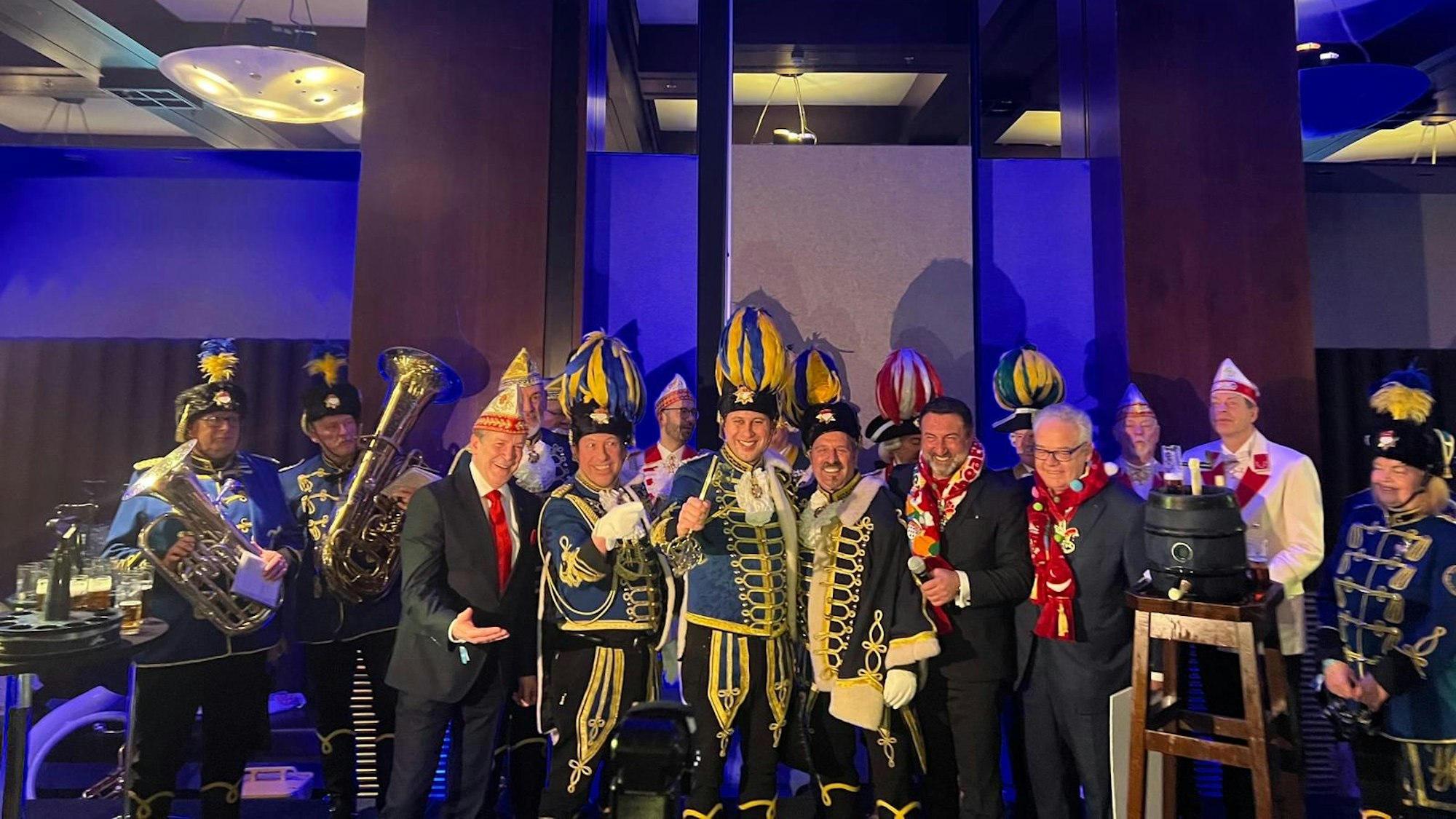 Das designierte Dreigestirn nimmt im Dorint den Hotelschlüssel in Empfang.