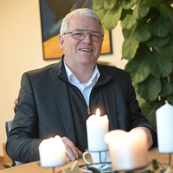 Das Foto zeigt den Kürtener Bürgermeister Willi Heider in seinem Büro.