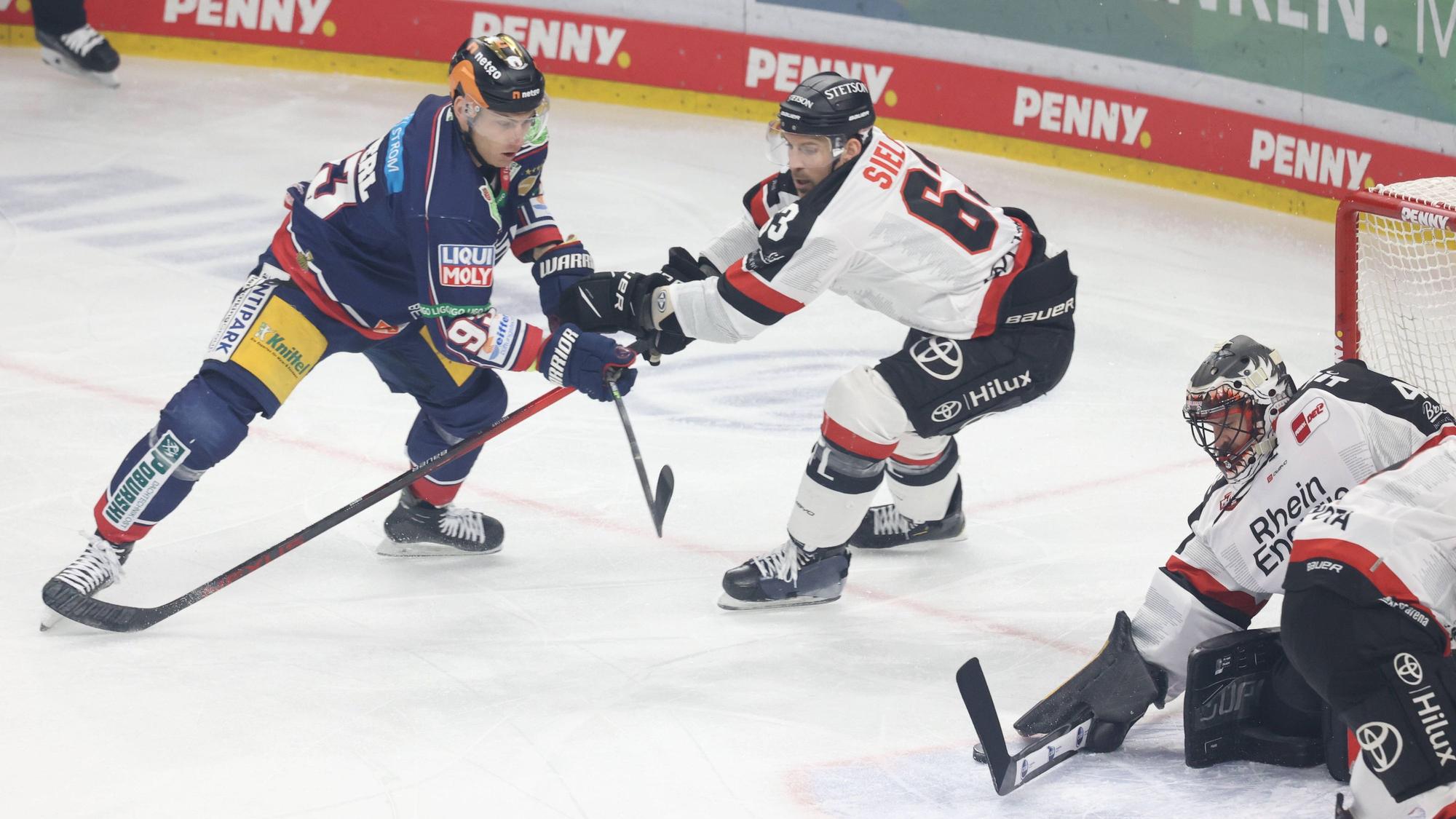 Leonhard Pföderl, Eisbären Berlin 93, Patrick Sieloff Kölner Haie 63, Justin Pogge Koelner Haie. (Archivbild)