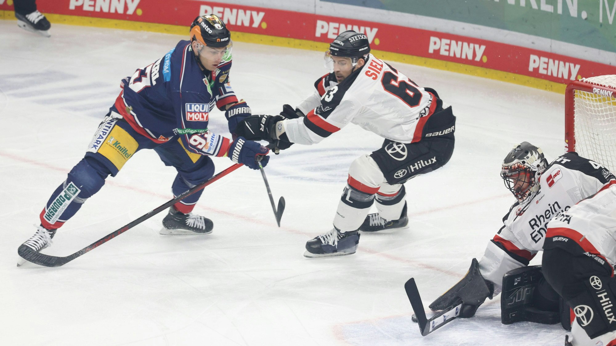 Leonhard Pföderl, Eisbären Berlin 93, Patrick Sieloff Kölner Haie 63, Justin Pogge Koelner Haie. (Archivbild)