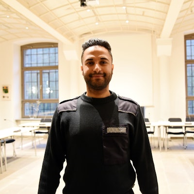 Der neue Mitarbeiter des Ordnungsamtes im Rathaus in Engelskirchen ist Mahmoud Yakni, hier steht er in Uniform im Ratssaal.