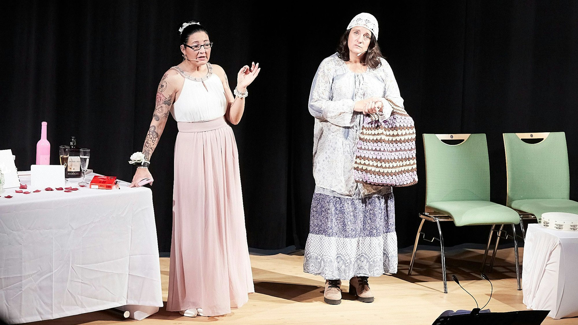 Das Bild zeigt die Weibsbilder während der Aufführung auf der Bühne.