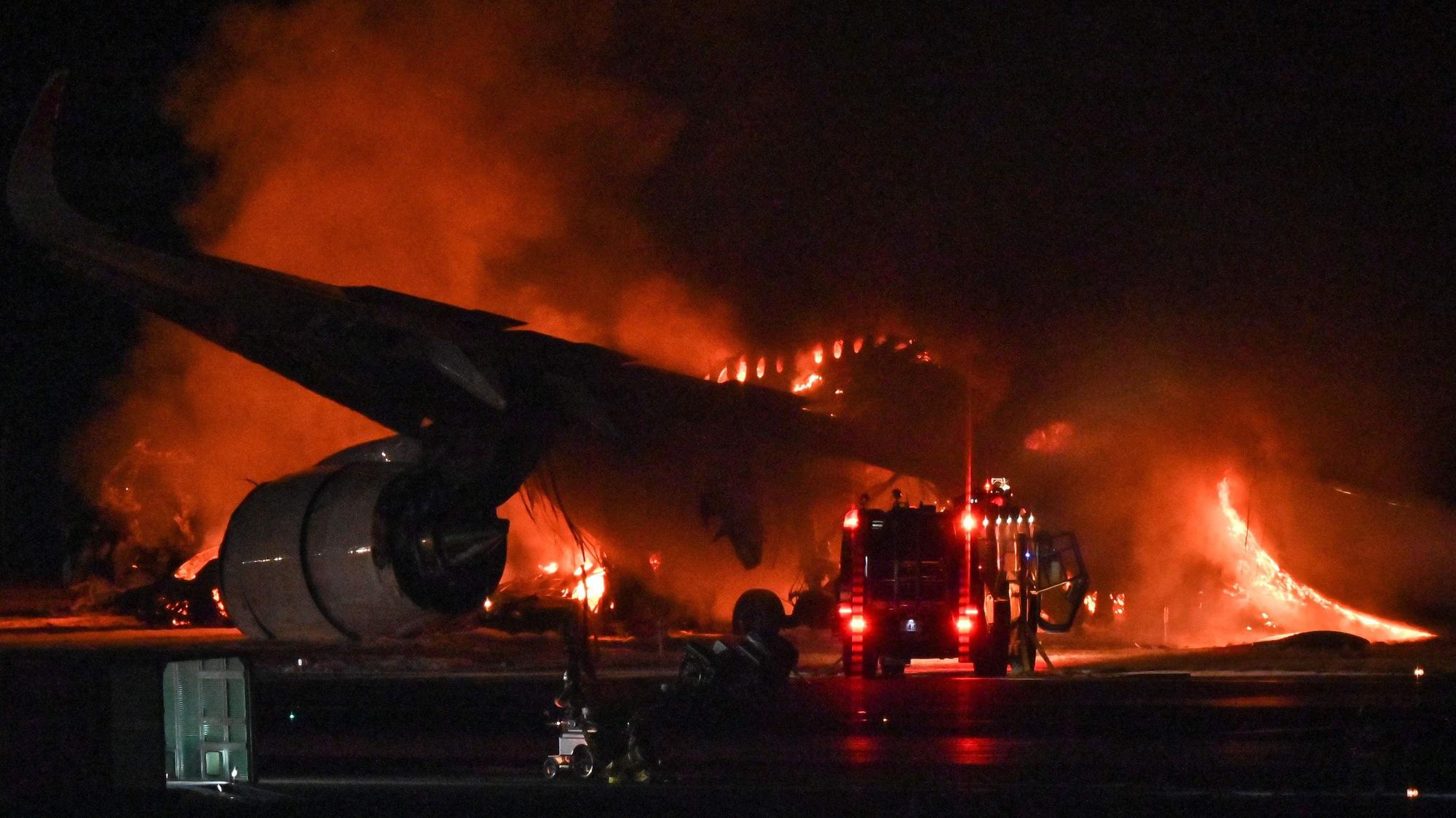 Ein Airbus A350 steht am Flughafen Tokio-Haneda in Flammen. Das Flugzeug mit fast 380 Menschen an Bord raste mit hoher Geschwindigkeit in ein Flugzeug der japanischen Küstenwache. Fünf der Insassen kamen dabei ums Leben.
