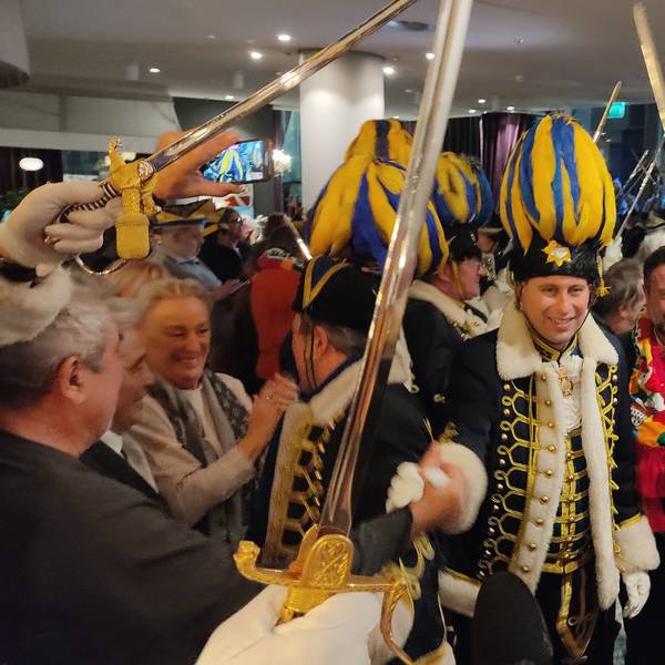 Stimmungsvoller Einmarsch: Der designierte Prinz Sascha Klupsch durchschreitet das Spalier der Korps-Kameraden im Dorint.