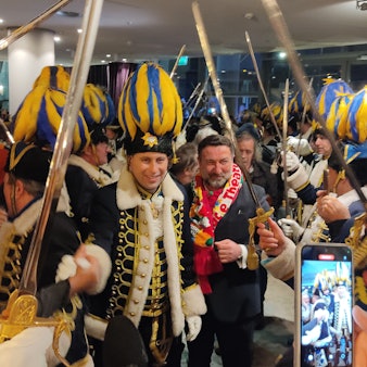 Stimmungsvoller Einmarsch: Der designierte Prinz Sascha Klupsch durchschreitet das Spalier der Korps-Kameraden im Dorint.