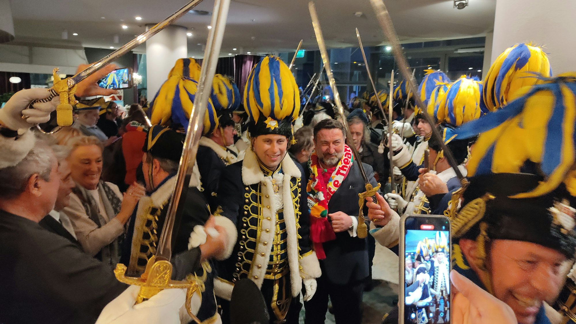 Stimmungsvoller Einmarsch: Der designierte Prinz Sascha Klupsch durchschreitet das Spalier der Korps-Kameraden im Dorint.