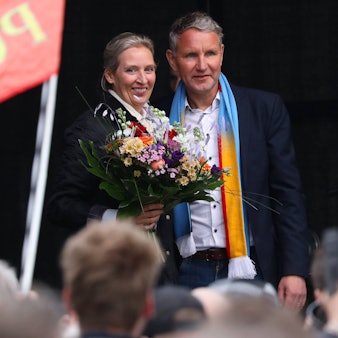 AfD-Chefin Alice Weidel zusammen mit dem Thüringer AfD-Politiker Björn Höcke bei einem Auftritt bei einer Parteiveranstaltung in Erfurt. Im Vordergrund ist eine russische Fahne zu sehen. (Archivbild)