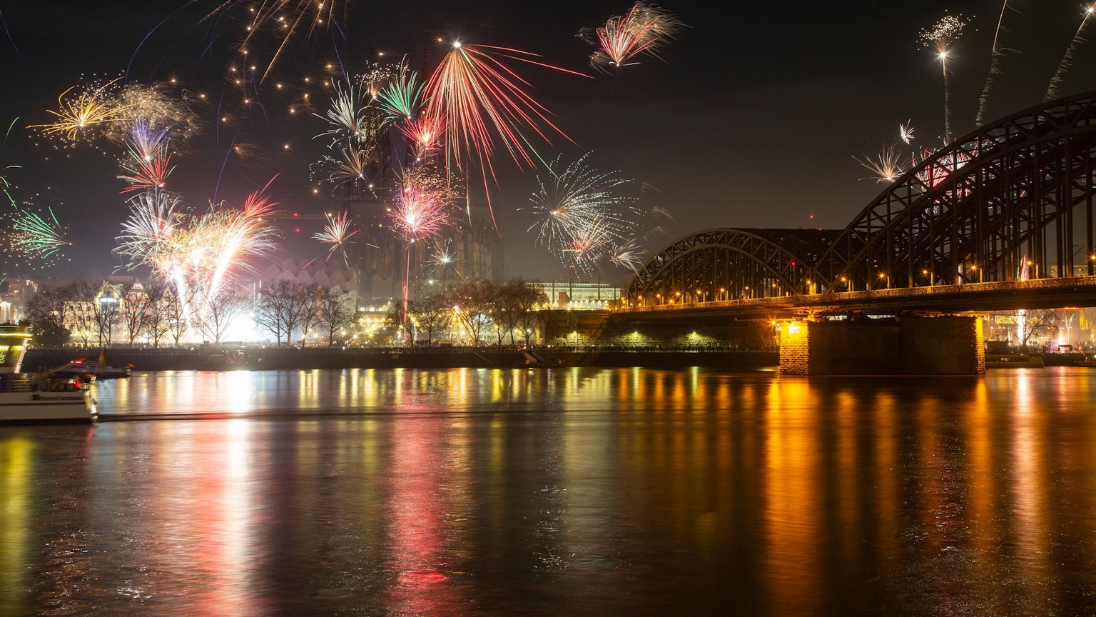 Zehntausende Menschen werden die Silvesternacht in der Kölner Altstadt verbringen.