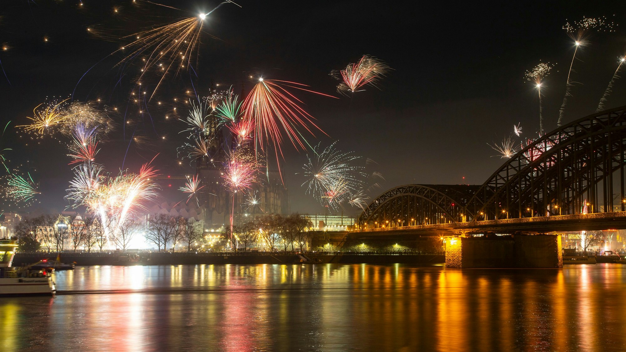 Zehntausende Menschen werden die Silvesternacht in der Kölner Altstadt verbringen.