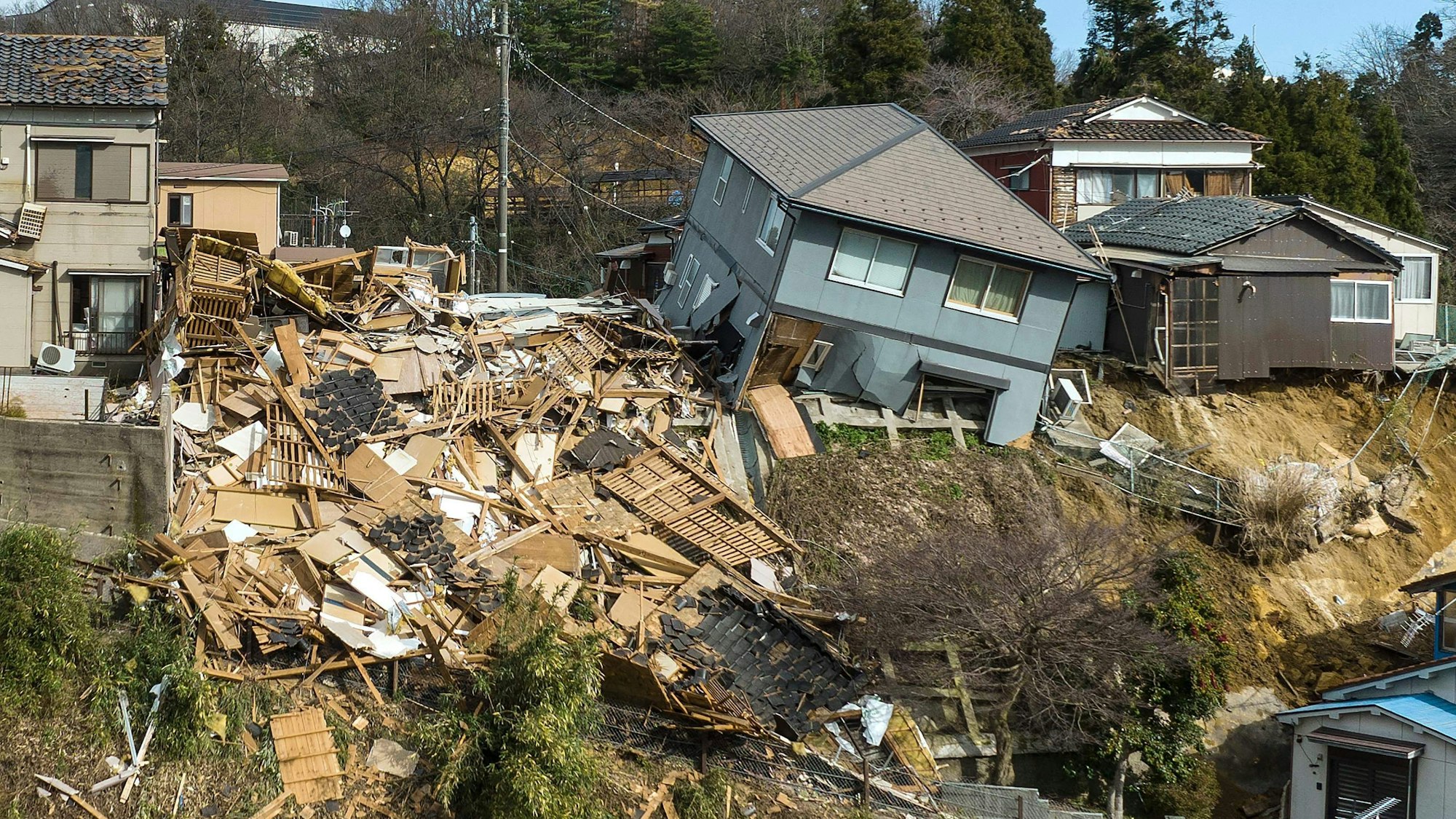 Zerstörte und beschädigte Häuser in Wajima. In Japan haben Erdbeben zu mindestens 30 Toten und vielen Schäden geführt.