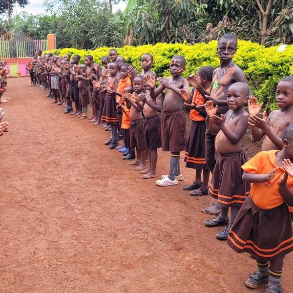 Zur Begrüßung der Vereinsmitglieder von „Morsbach for Children in Uganda“ führten die Kinder und Jugendlichen von der Crownstar Junior School in Masaka einen Tanz auf.