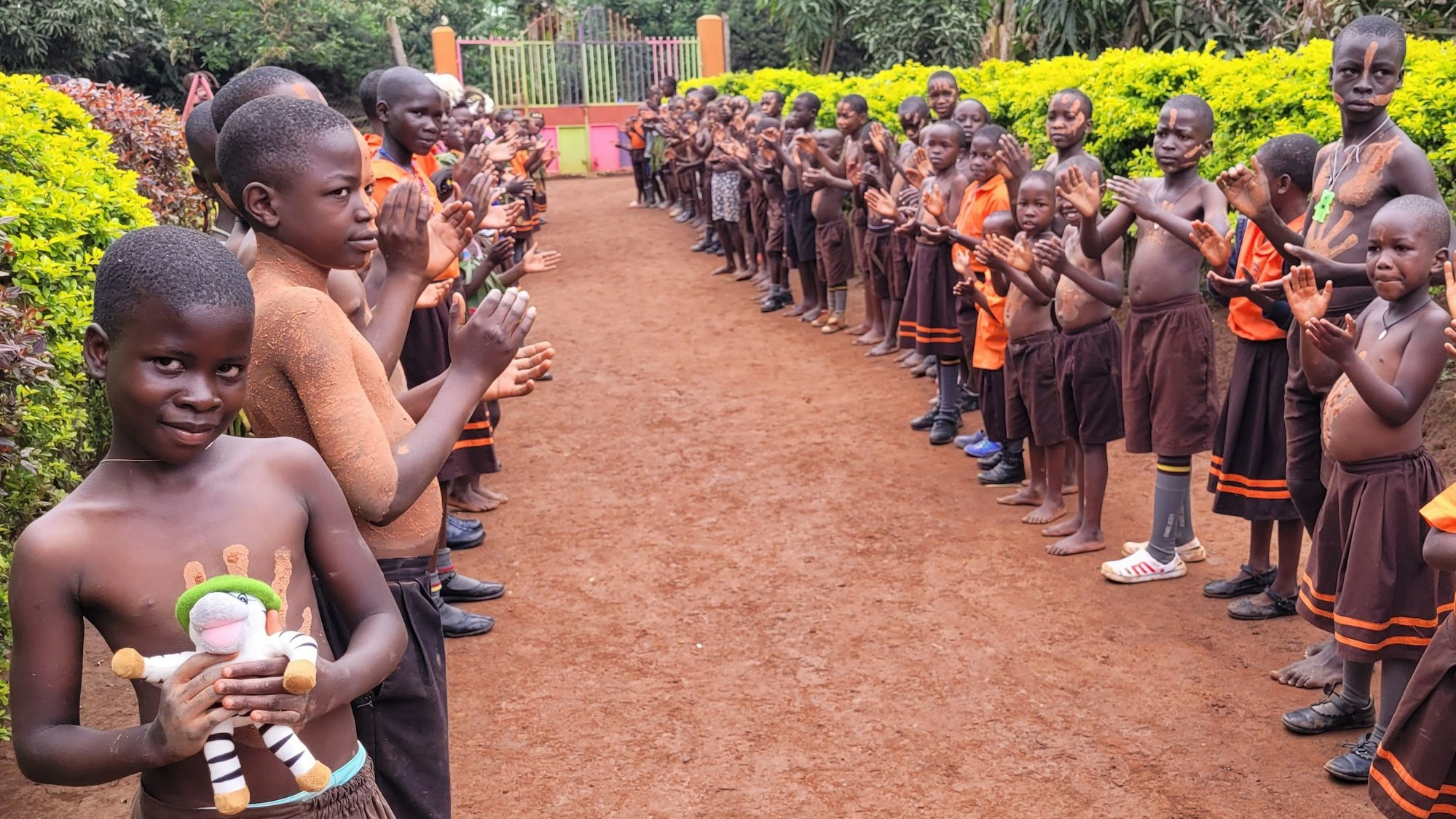 Zur Begrüßung der Vereinsmitglieder von „Morsbach for Children in Uganda“ führten die Kinder und Jugendlichen von der Crownstar Junior School in Masaka einen Tanz auf.