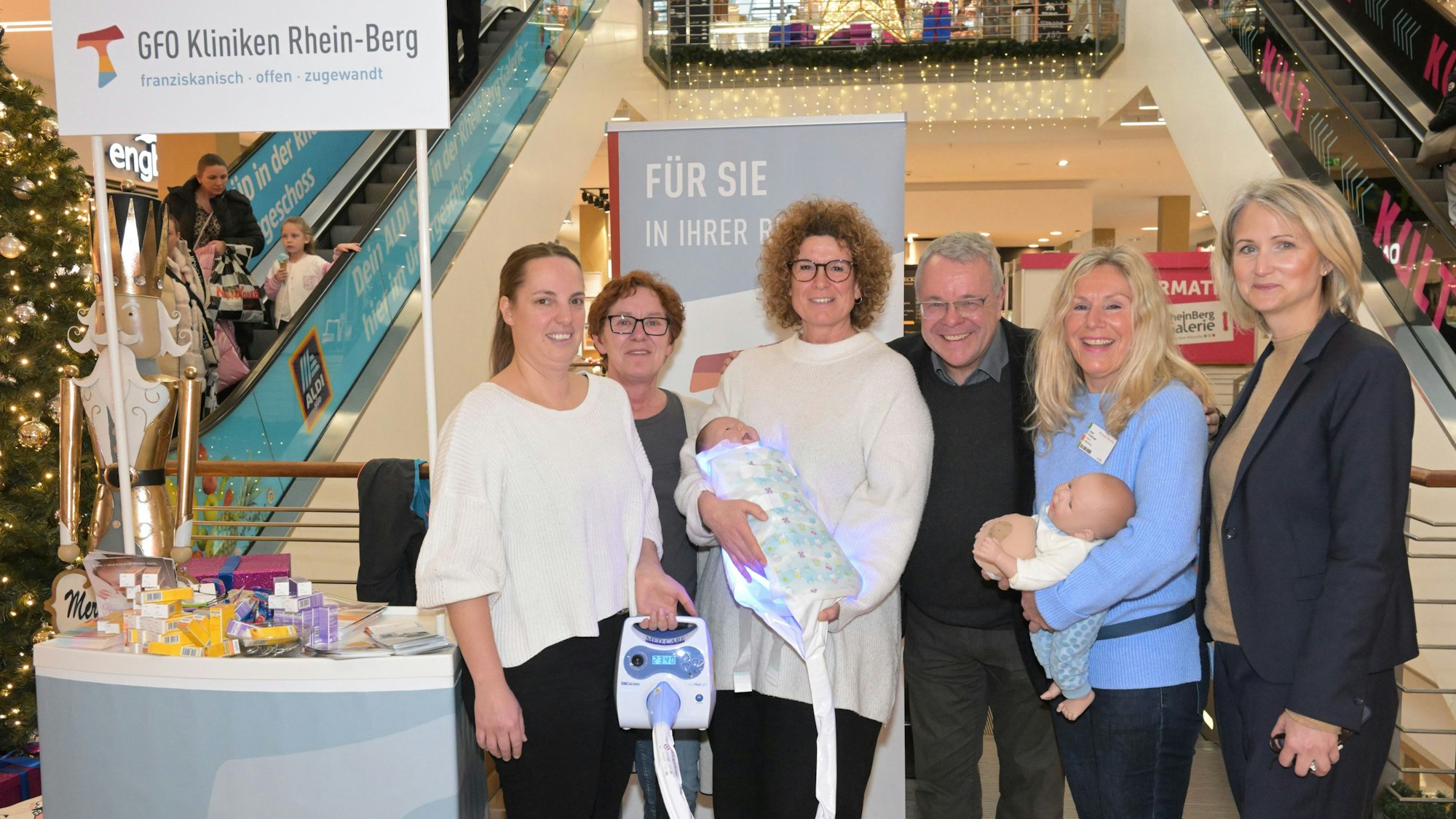 Wochenbettstation der GFO-Kliniken präsentiert sich in der Rhein-Berg Galerie mit dem Schlafsack zur Behandlung von Neugeborenen-Gelbsucht