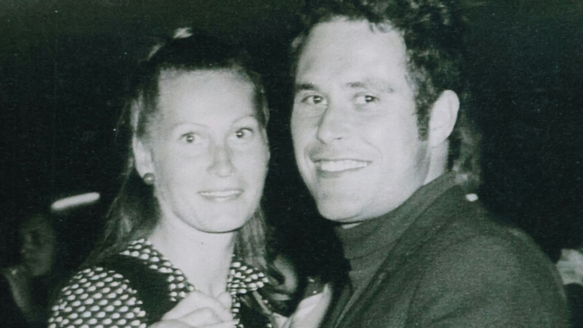 Ein junges Paar auf einer Schwarz-weiß-Aufnahme.