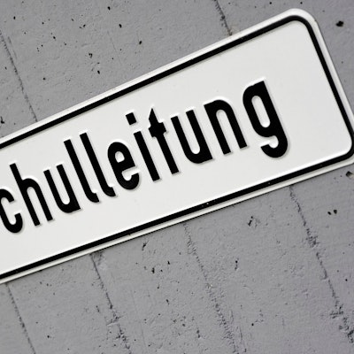 ARCHIV - 19.06.2012, Nordrhein-Westfalen, Köln: Ein Schild vor einer Schule weist auf einen Parkplatz für die Schulleitung hin.