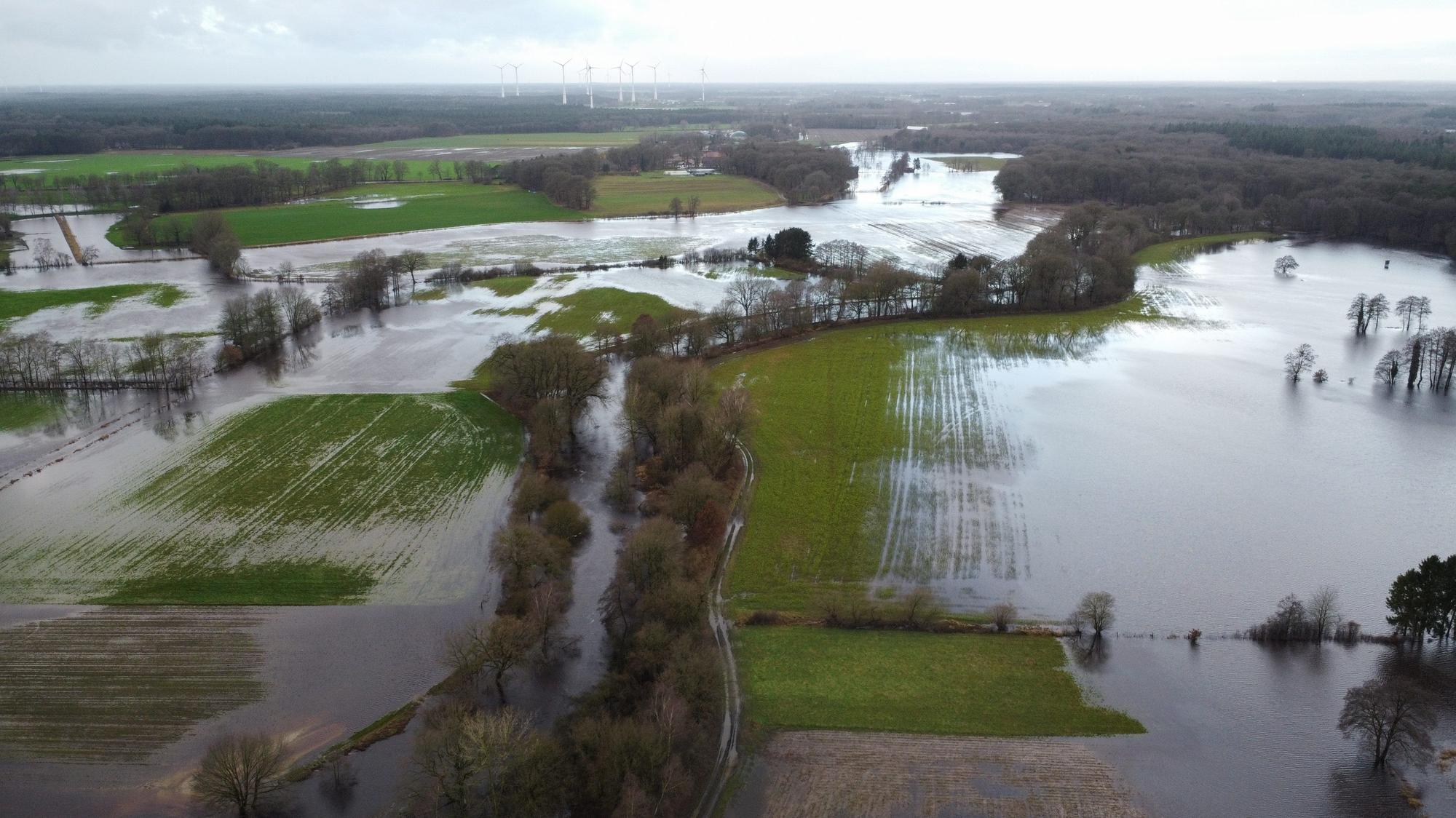 Huntlosen: Der Fluss Hunte ist in der Nähe vor Oldenburg über die Ufer getreten und überschwemmt die umliegenden Wiesen und Äcker.