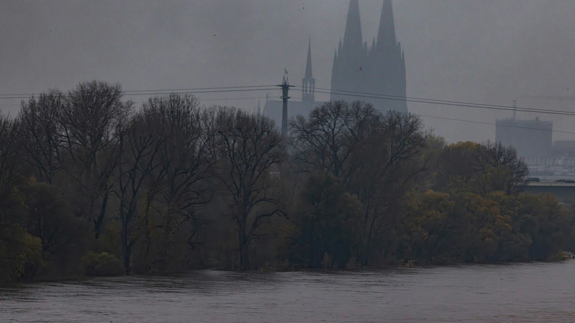Ein breiter schöner Fluss in Höhe Mülheim mit dem Dom im Hintergrund.