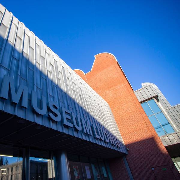 An einer Mauer über einer Tür steht in großen Buchstaben Museum Ludwig.