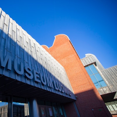 An einer Mauer über einer Tür steht in großen Buchstaben Museum Ludwig.