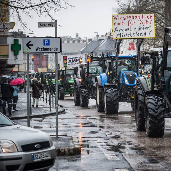 Zahlreiche Traktoren fahren auf einer Straße in der Siegener Innenstadt.