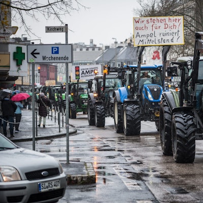 Zahlreiche Traktoren fahren auf einer Straße in der Siegener Innenstadt.