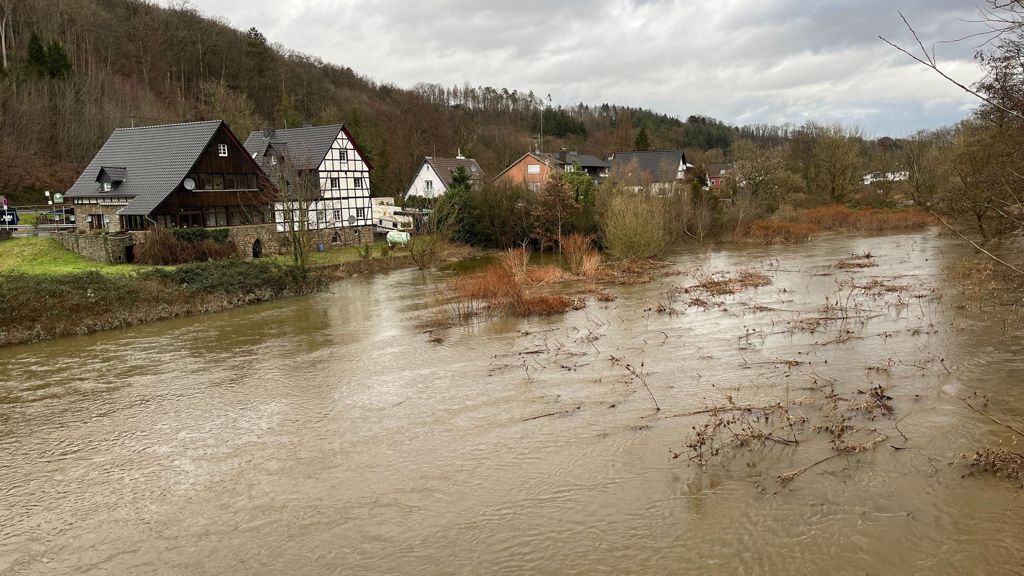 Hochwasser an einem Fluss.