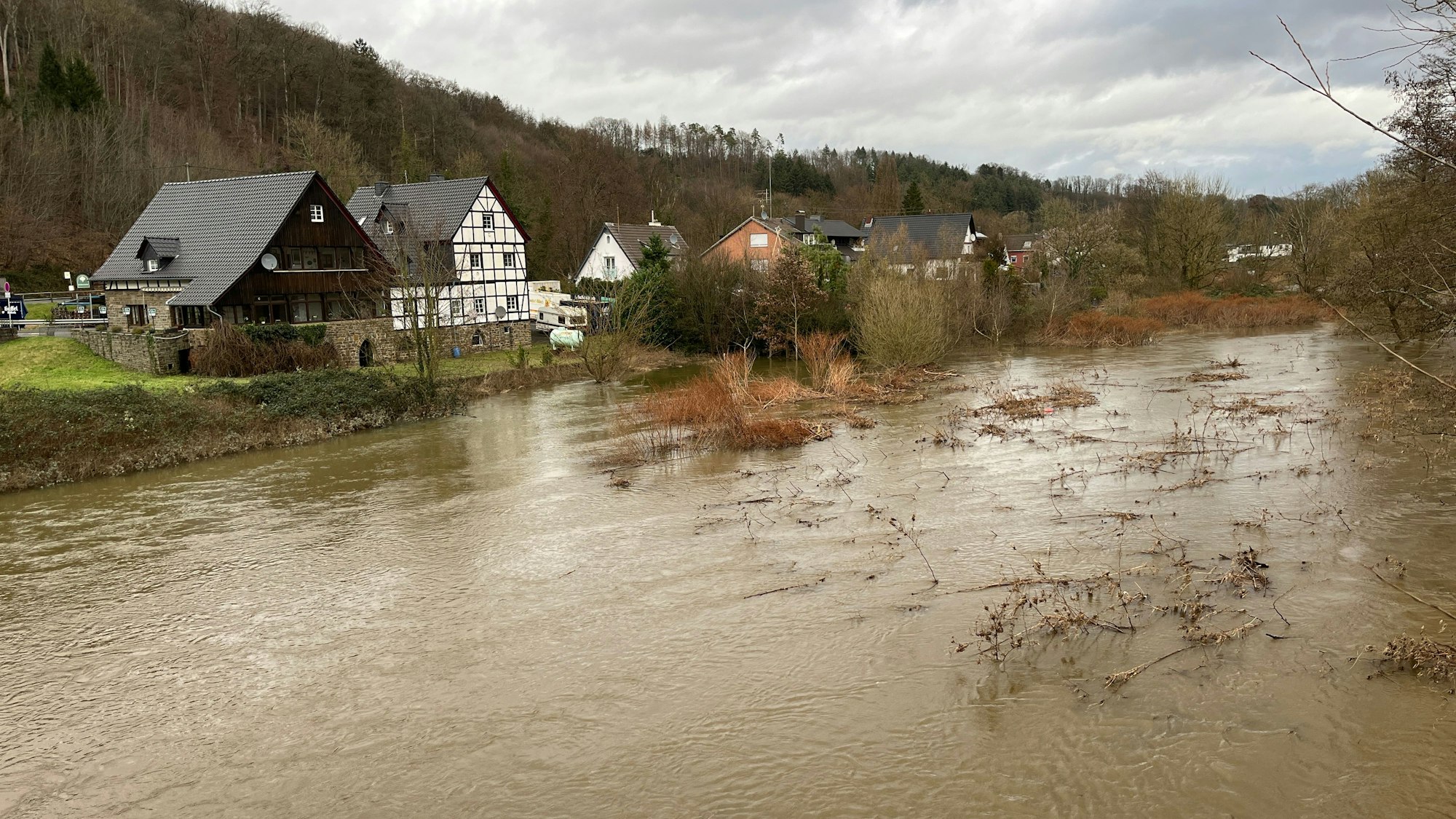 Hochwasser an einem Fluss.