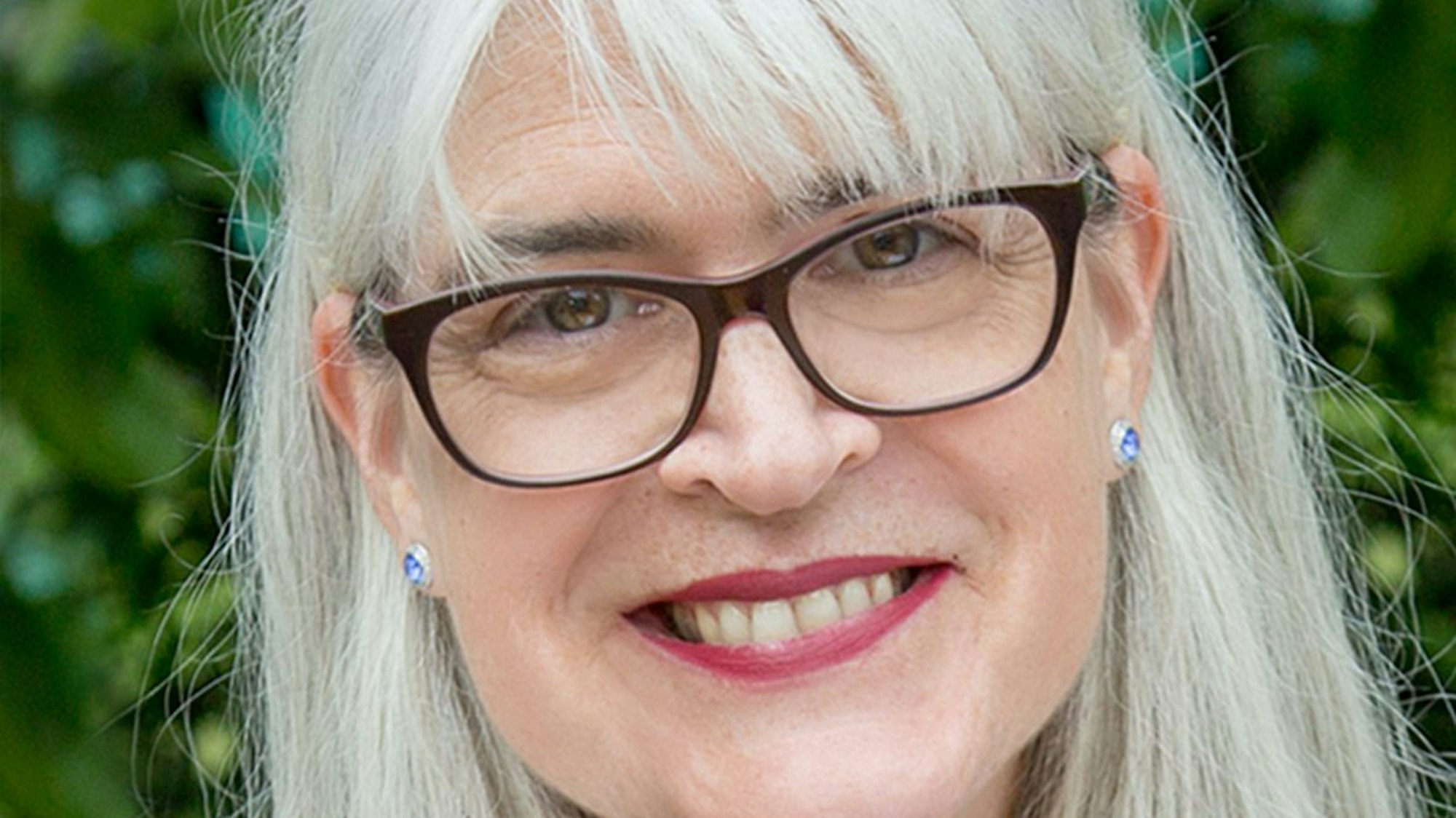 Dr. Margot Denfeld lächelt in die Kamera