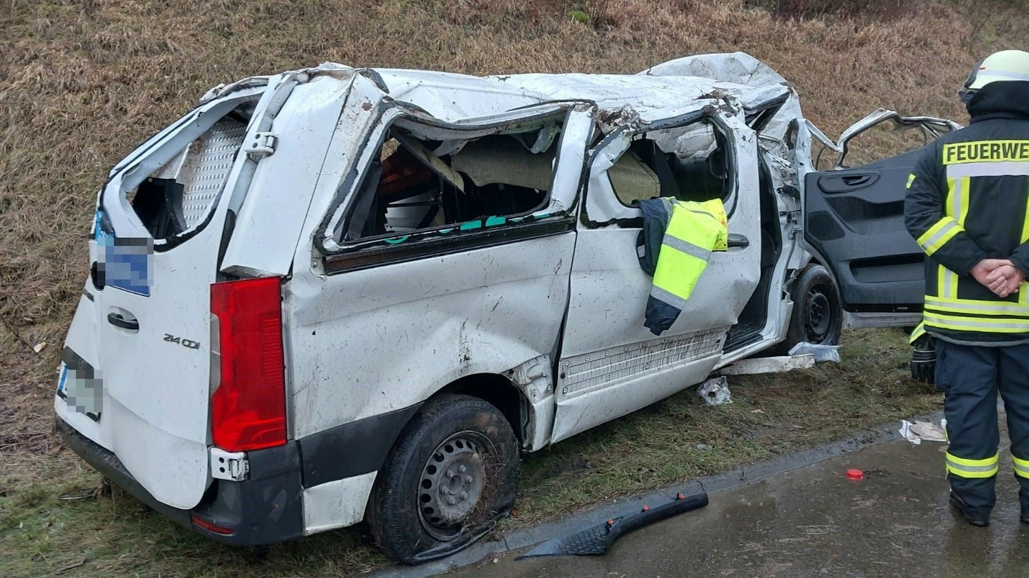 Das Bild zeigt den demolierten Sprinter an der Unfallstelle.